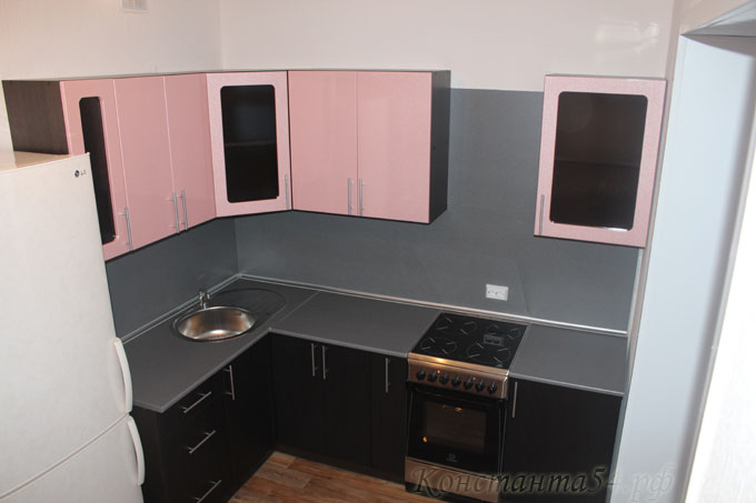 Кухня с розовыми фасадами 2